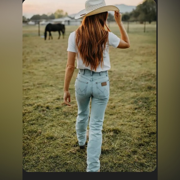 Women’s Wrangler Cowboy Cut Jeans in Color “Bleach” NWT - Picture 1 of 6